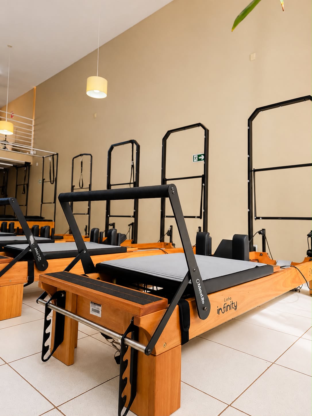 Aparelhos de Pilates alinhados no estúdio GA Pilates em Assis